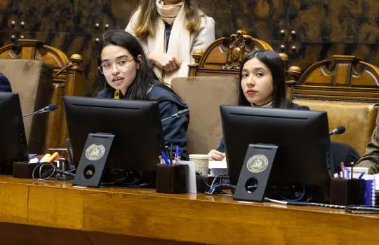 Dos alumnas sentadas en la testera, actuando como presidenta y vicepresidenta del senado