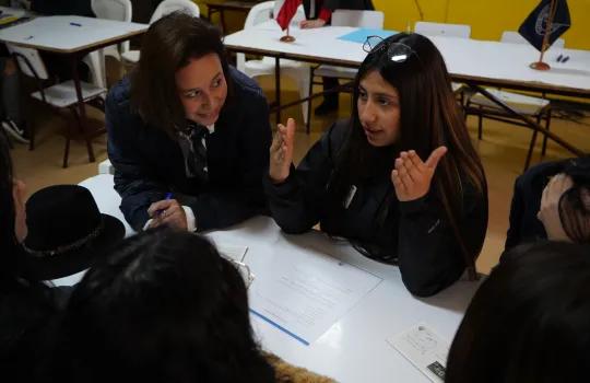 Estudiantes conversando con senadora Ximena Órdenes Neira
