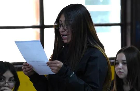 Estudiante entregando informe de un proyecto de ley