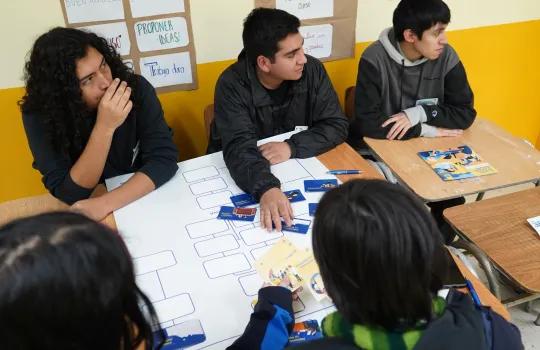 Estudiantes con mapa conceptual de los poderes del Estado de Chile