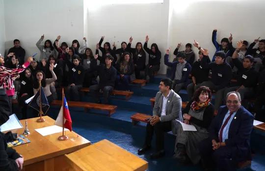 Estudiantes votando a mano alzada en simulación de la Sala de Sesiones del Senado