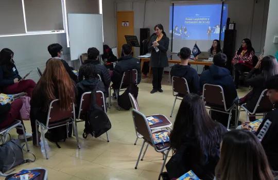 Estudiantes con abogada de Secretaría del Senado en taller de formación ciudadana