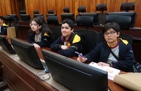 Estudiantes sentados en las butacas de los senadores