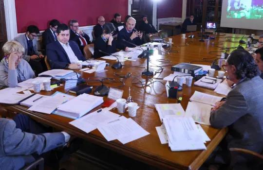 Comisión de constitución sesionando en Santiago