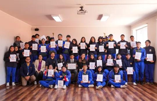 estudiantes participando de taller