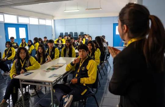 estudiantes participando de taller