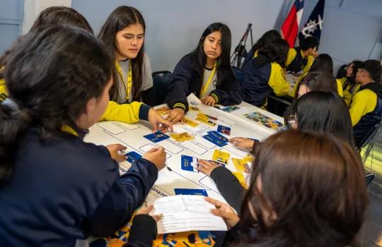 estudiantes participando de taller