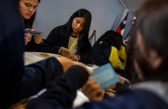 estudiantes participando de taller