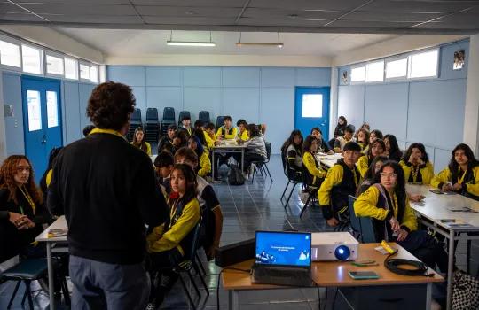 estudiantes participando de taller