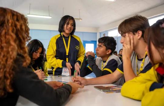 estudiantes participando de taller