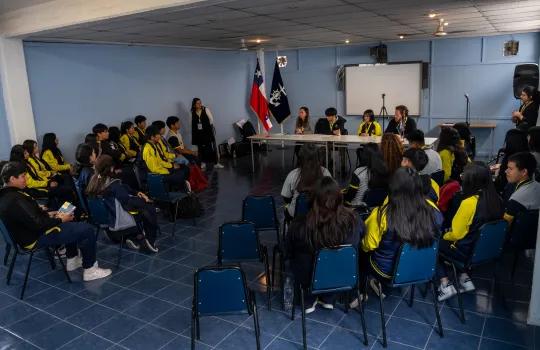 estudiantes participando de taller