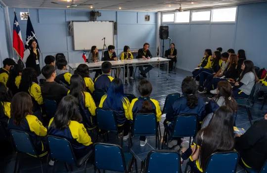 estudiantes participando de taller