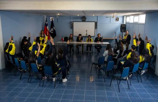 estudiantes participando de taller