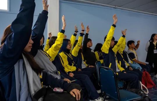 estudiantes participando de taller