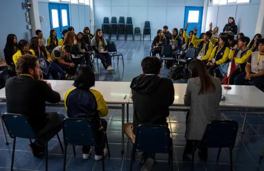 estudiantes participando de taller