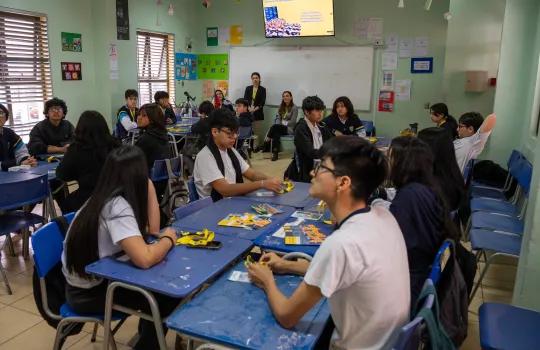 estudiantes participando de taller