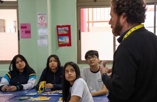 estudiantes participando de taller