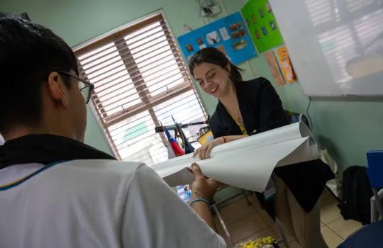 estudiantes participando de taller