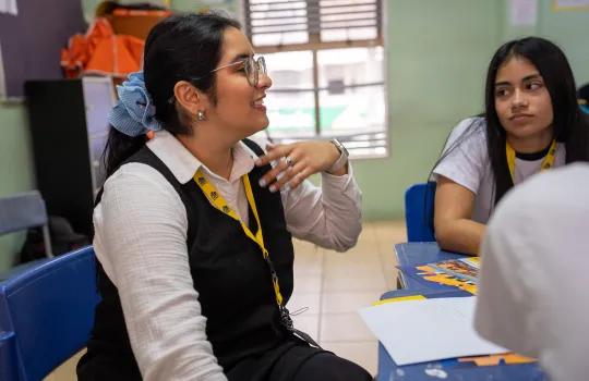 estudiantes participando de taller