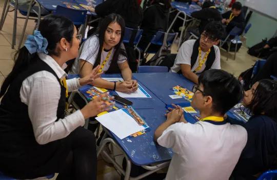 estudiantes participando de taller