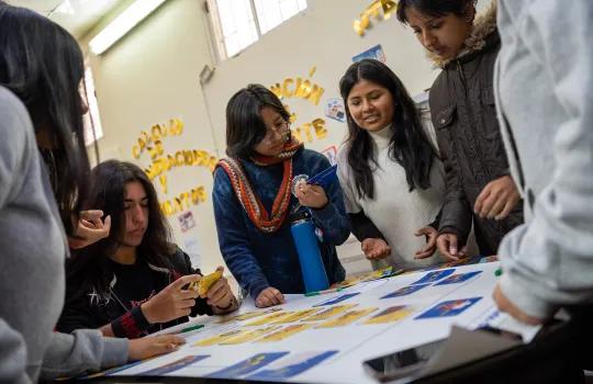 estudiantes participando de taller