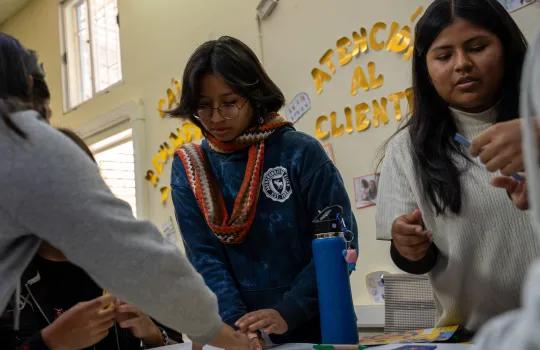 estudiantes participando de taller