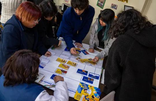 estudiantes participando de taller