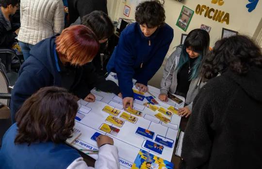 estudiantes participando de taller