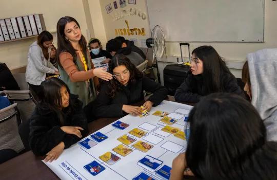 estudiantes participando de taller