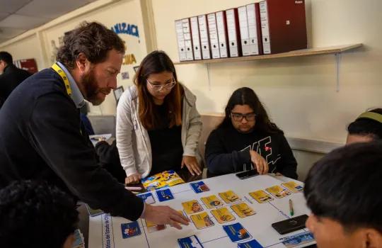 estudiantes participando de taller