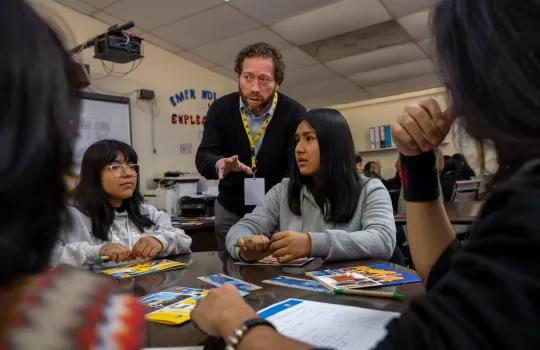 estudiantes participando de taller