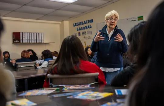 estudiantes participando de taller con senadora ebensperger