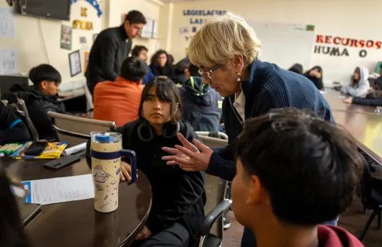 estudiantes participando de taller con senadora ebensperger