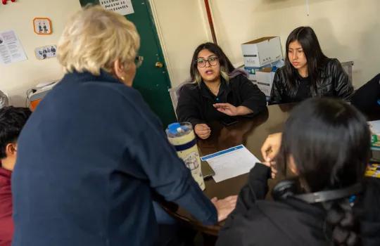 estudiantes participando de taller