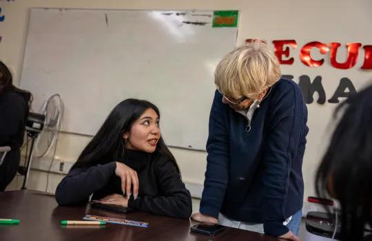 estudiante junto a senadora ebensperger