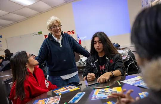 estudiantes junto a senadora ebensperger