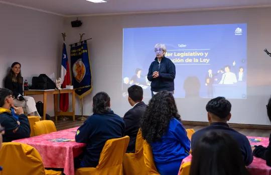 estudiantes participando de taller