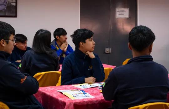 estudiantes participando de taller