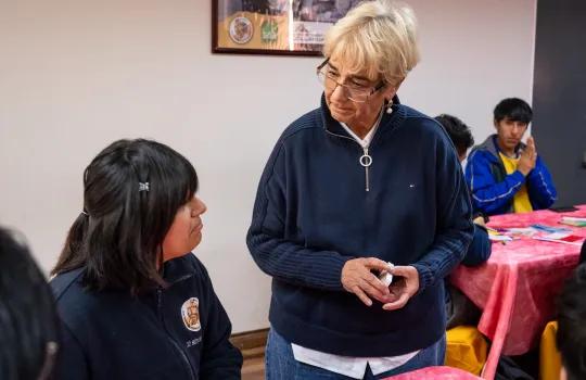 estudiantes participando de taller