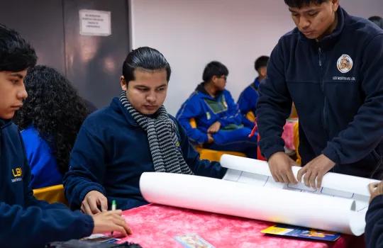 estudiantes participando de taller