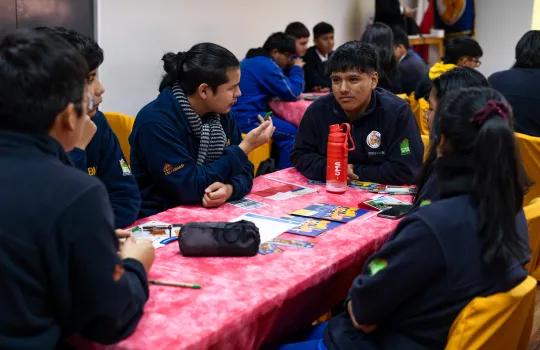 estudiantes participando de taller