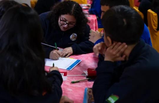 estudiantes participando de taller