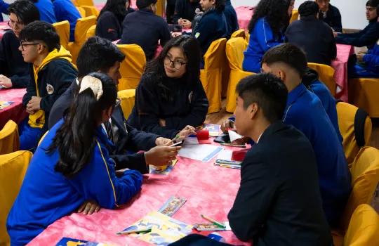 estudiantes participando de taller