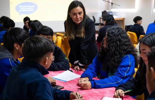 estudiantes participando de taller