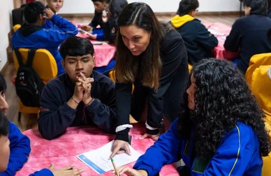 estudiantes participando de taller