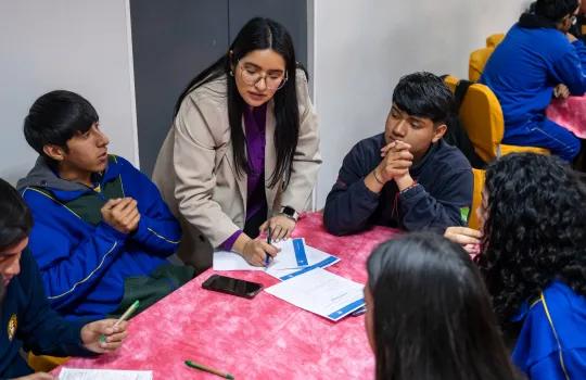 estudiantes participando de taller