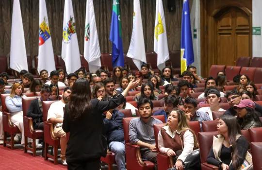 guía del grupo en salón de honor con la delegación