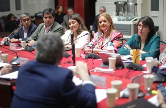 Comisión sesionando