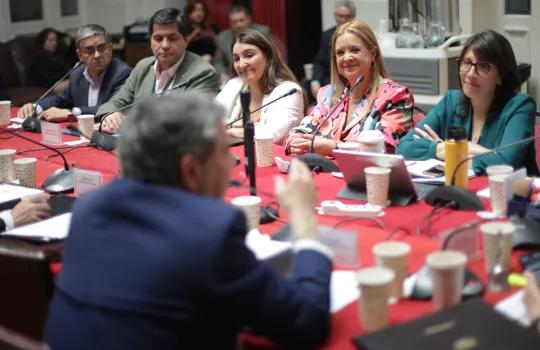 Comisión sesionando con Colegio Médico