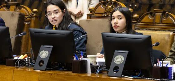Dos alumnas sentadas en la testera, actuando como presidenta y vicepresidenta del senado